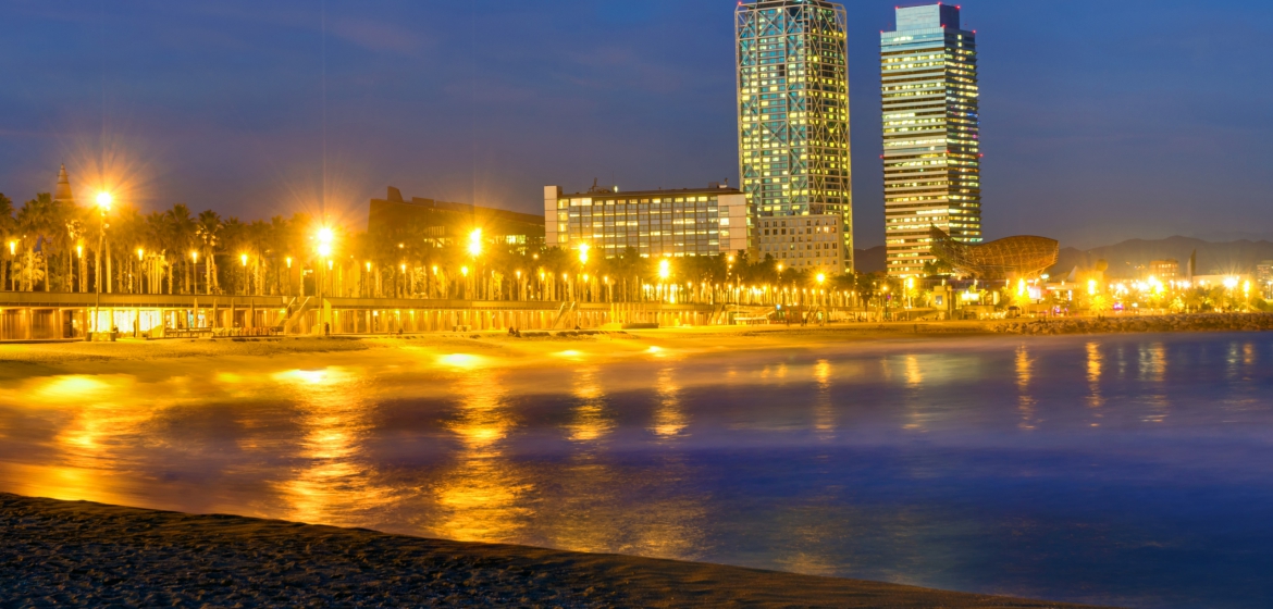 beach-in-barcelona-at-night-PEYHCCU beach-in-barcelona-at-night-PEYHCCU